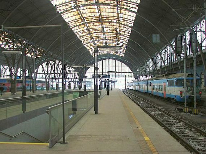 Květena pražských nádraží: Železniční trať č. 221, Praha – Říčany – Benešov u Prahy