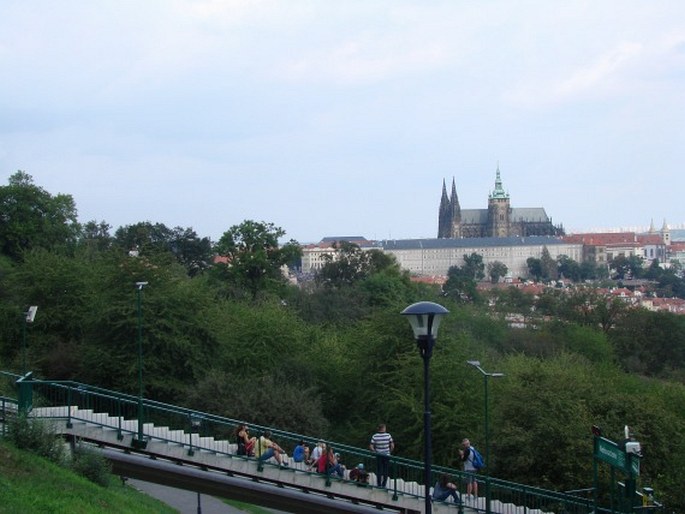 Pohled směrem k petřínské babyce od Nebozízku