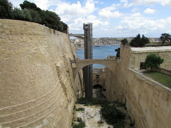 Upper Barrakka Gardens (Il-Barrakka ta' Fuq) - Malta, Valletta